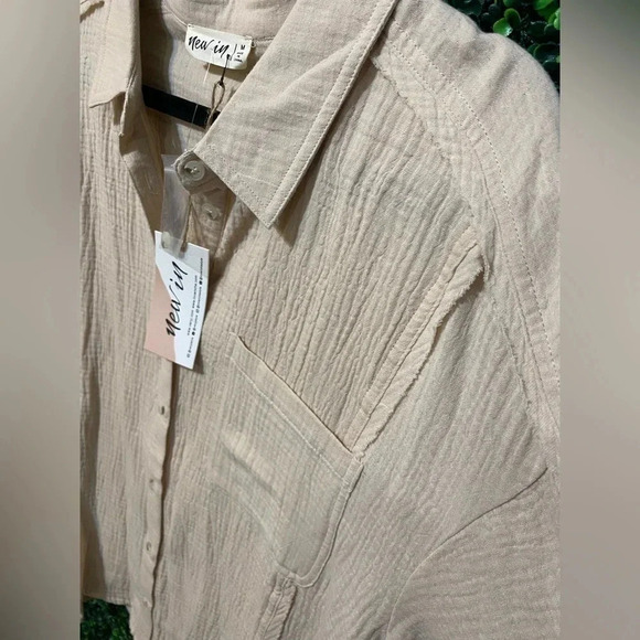 New In | Reagan Button Up Top - Size Medium - Picture 4 of 9